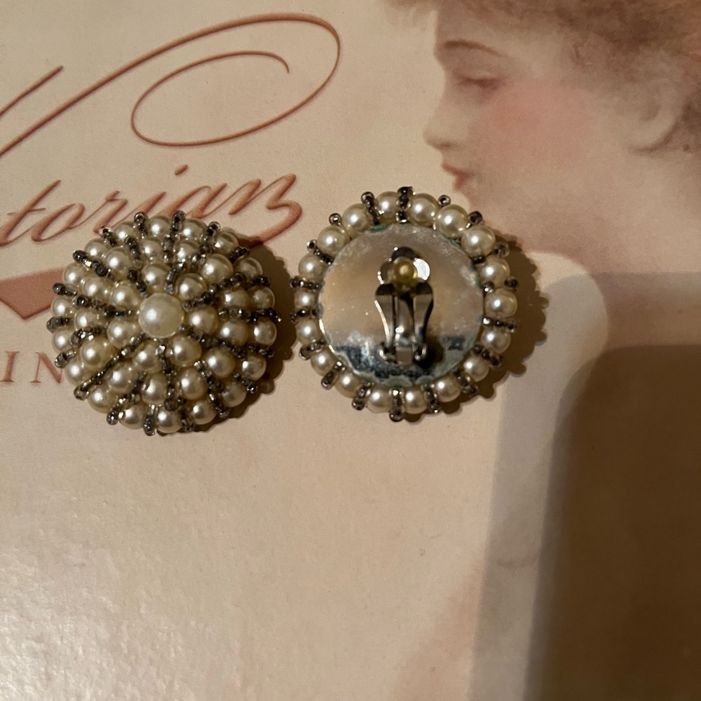 Elegant Pearl and Silver Brooch - Picture 3 of 3
